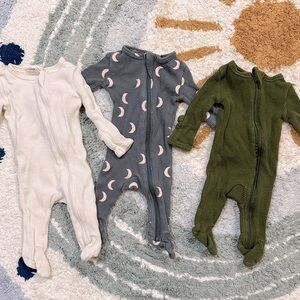SPEARMINT Newborn Footed Pajama - Moon Print Gray & Olive